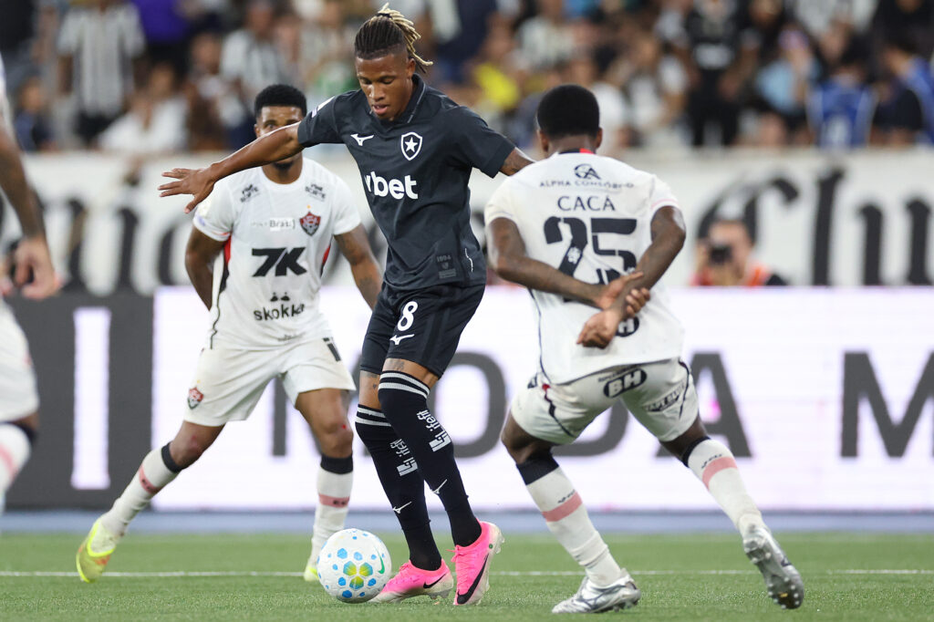 Danilo jogando contra o Vitória pelo Brasileiro - Foto: Vitor Silva/Botafogo.