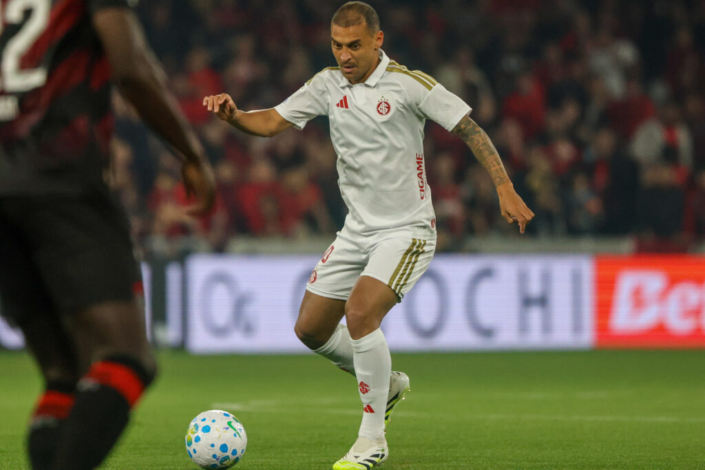 Alan Patrick jogando pelo Inter pelo Brasileirão 2026 - Foto: Ricardo Duarte