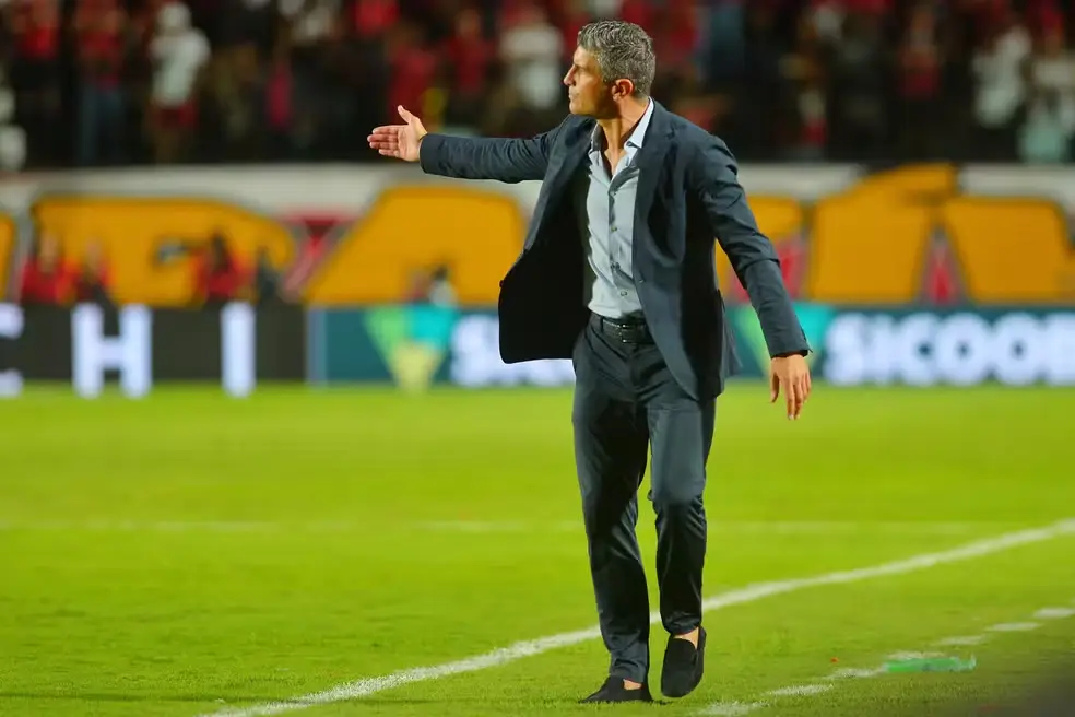 Pedro Emanuel em estreia pelo Vasco, contra o Vitória — Foto: Walmir Cirne/AGIF