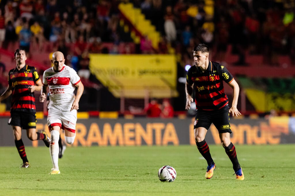 Onde assistir CRB x Sport ? Saiba horário, transmissão e escalações pela Série B 3 Quem vence o clássico? Veja onde assistir CRB x Sport ao vivo hoje - Foto: Paulo Paiva / Sport Club do Recife.