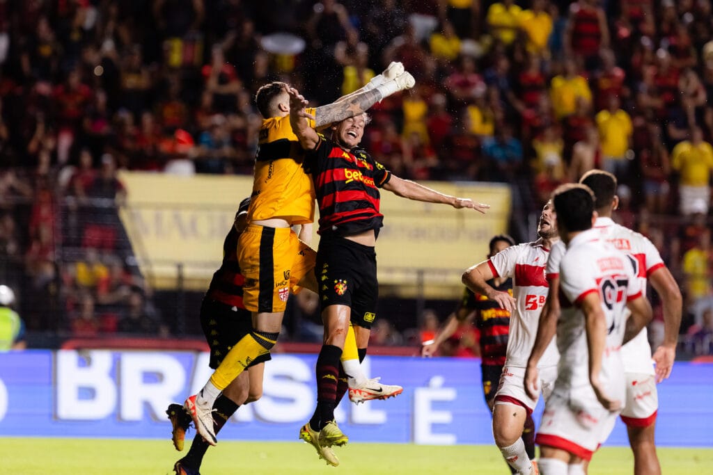 Onde assistir CRB x Sport ? Saiba horário, transmissão e escalações pela Série B 1 Quem vence o clássico? Veja onde assistir CRB x Sport ao vivo hoje - Foto: Paulo Paiva / Sport Club do Recife.