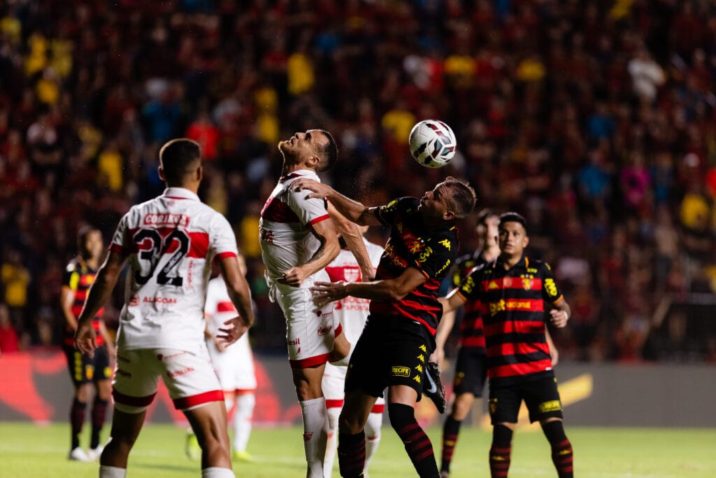 Onde assistir CRB x Sport ? Saiba horário, transmissão e escalações pela Série B 2 Quem vence o clássico? Veja onde assistir CRB x Sport ao vivo hoje - Foto: Paulo Paiva / Sport Club do Recife.