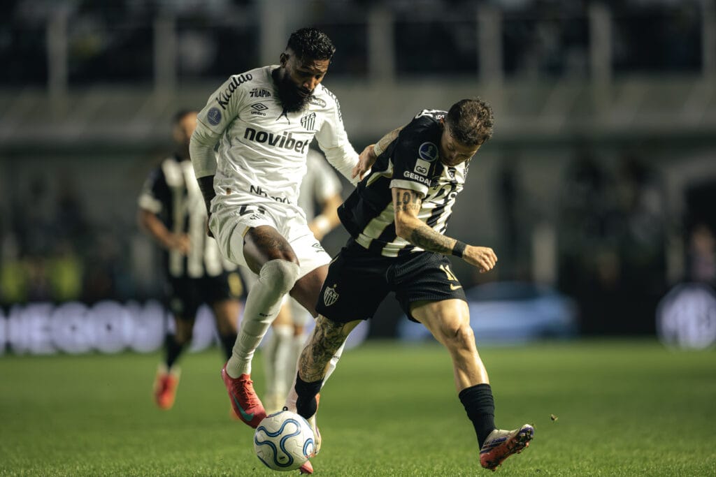 Onde assistir Atlético-MG x Santos ao vivo? Veja transmissão e escalações da Sul-Americana 3 Atlético e Santos se enfrentam na Sul-Americana - Foto: Pedro Souza / Atlético